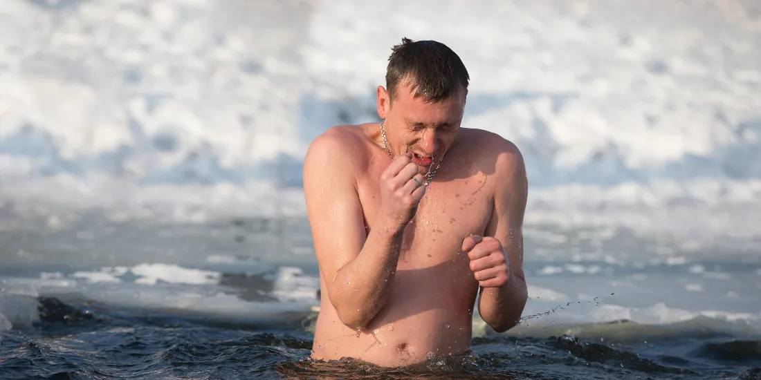 man doing polar plunge challenge